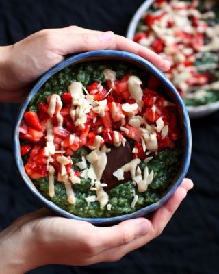 🍓 Inspirace na letní snídani: ovesná kaše se spirulinou a jahodami 🍓 Do vloček přimíchejte trošku spiruliny, uvařte kaši,...