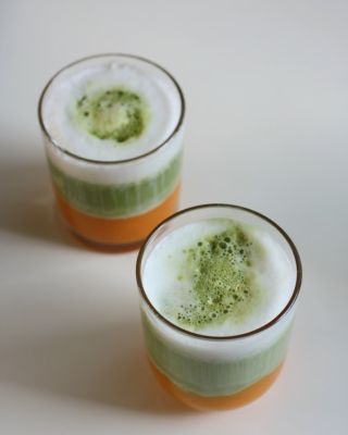 Zelená inspirace na léto 🍵 Domácí meruňkové matcha latte: meruňky rozvařte a rozmixujte, nalijte do skleničky, přidejte...