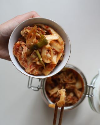 Nevíte, jak využít domácí kimchi? Zkuste Kimchi Cheese toasty 🥪 Kombinace zapečeného sýru a korejského kvašeného zelí je...