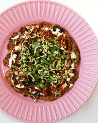 Kimchi okonomiyaki neboli japonská zelná palačinka vylepšená domácím kimchi 🍽 Příprava je jednoduchá, smícháte nakrájené...
